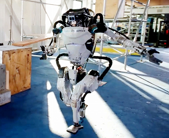 世界平和ロボット 人が搭乗できる全長約4メートルの人型変形ロボット「J-deite